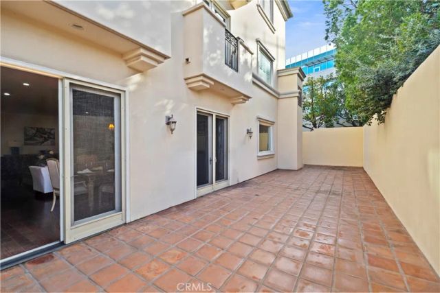 143 N Arnaz Drive 102, Beverly Hills, CA 90211