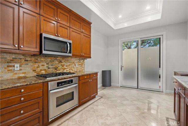 143 N Arnaz Drive 102, Beverly Hills, CA 90211