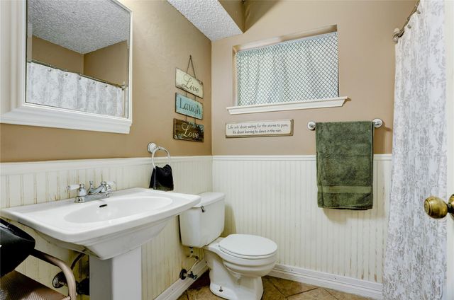 1904 Chapel Heights Drive, Wharton, TX 77488