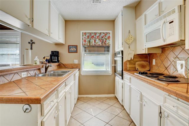 1904 Chapel Heights Drive, Wharton, TX 77488