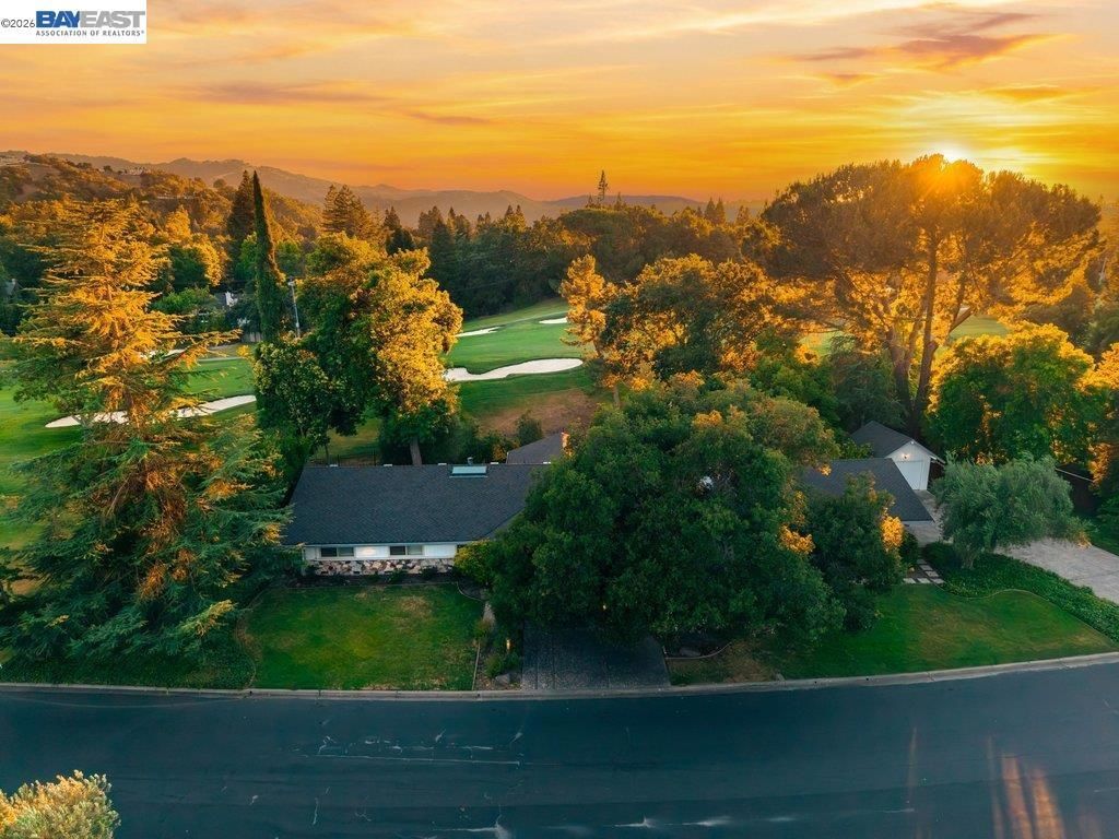 Image 1 of property listing at 3180 Roundhill Rd, Alamo, CA 94507
