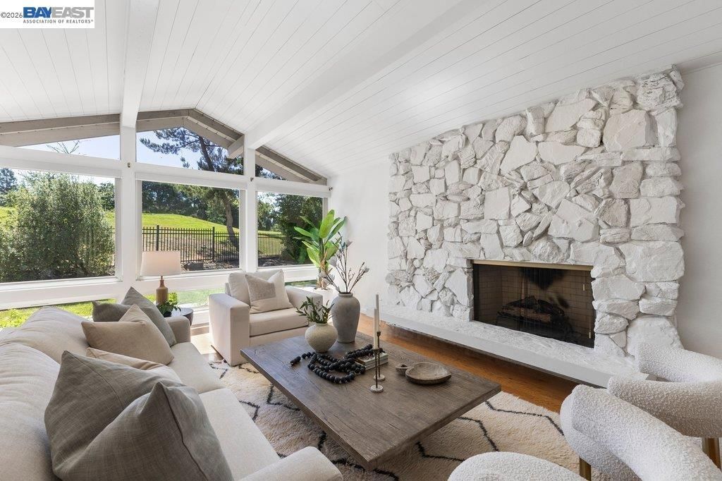 Image 11 of property listing at 3180 Roundhill Rd, Alamo, CA 94507