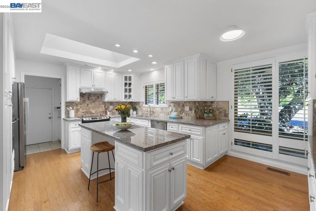 Image 15 of property listing at 3180 Roundhill Rd, Alamo, CA 94507