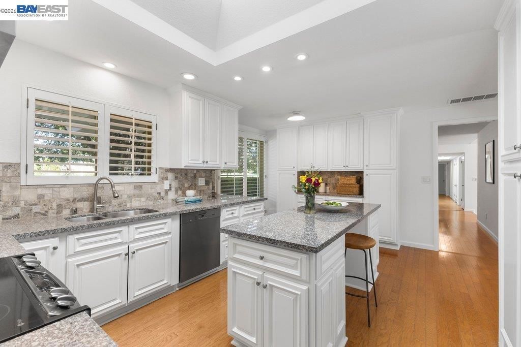 Image 16 of property listing at 3180 Roundhill Rd, Alamo, CA 94507