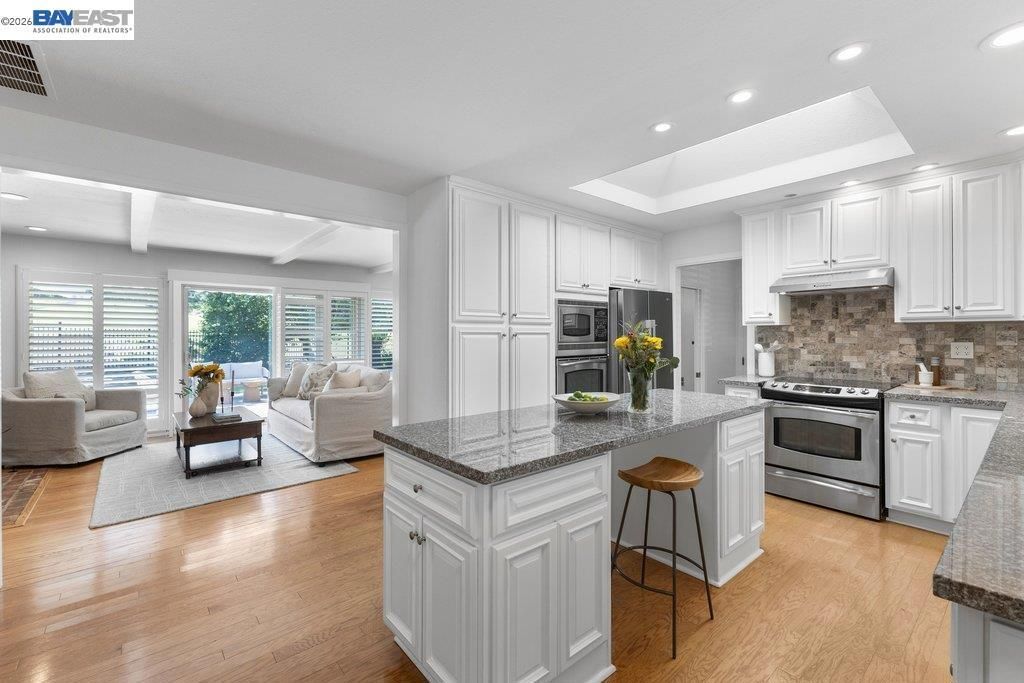 Image 17 of property listing at 3180 Roundhill Rd, Alamo, CA 94507