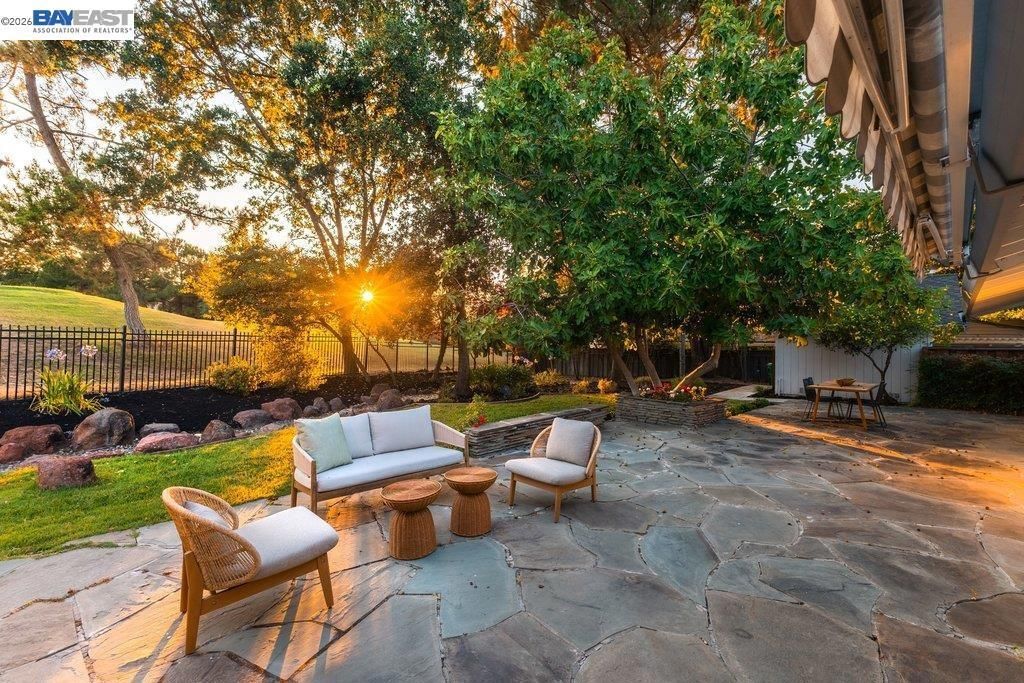 Image 2 of property listing at 3180 Roundhill Rd, Alamo, CA 94507