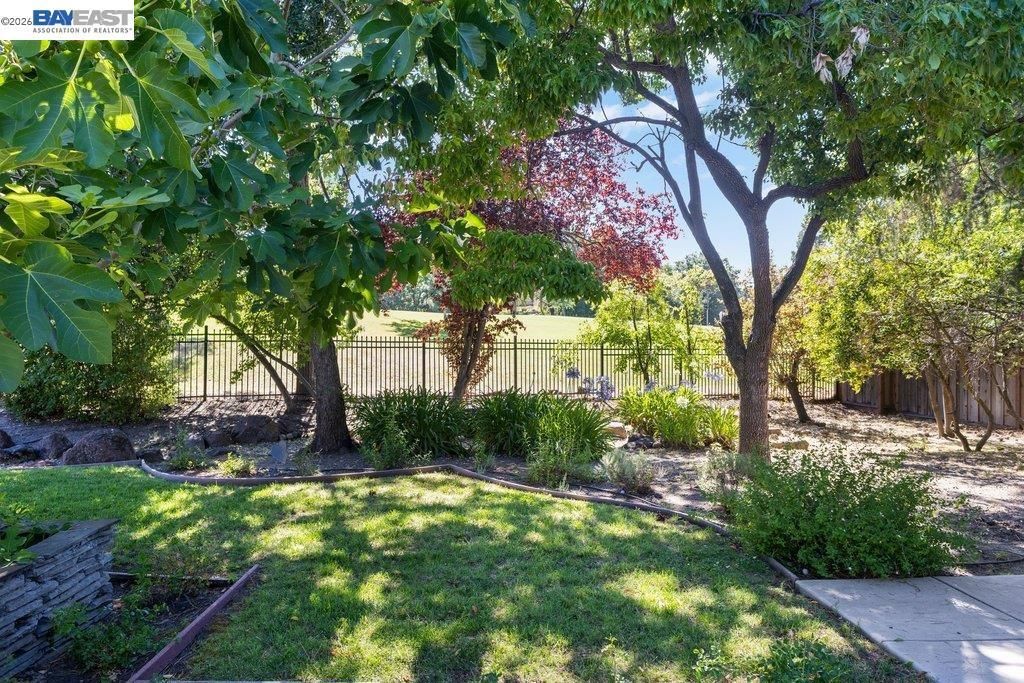 Image 32 of property listing at 3180 Roundhill Rd, Alamo, CA 94507