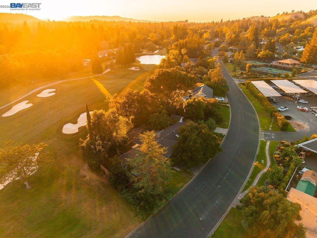 Image 4 of property listing at 3180 Roundhill Rd, Alamo, CA 94507