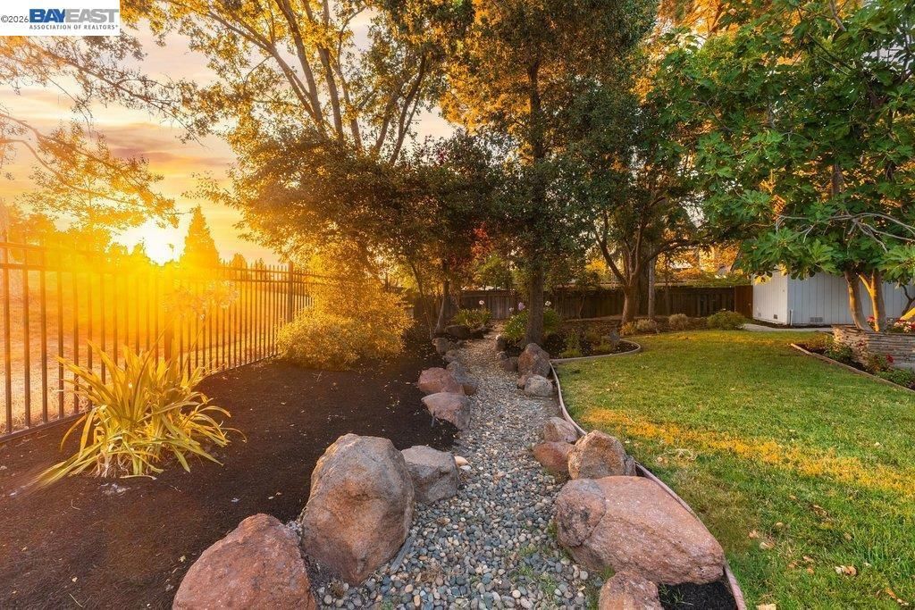 Image 40 of property listing at 3180 Roundhill Rd, Alamo, CA 94507