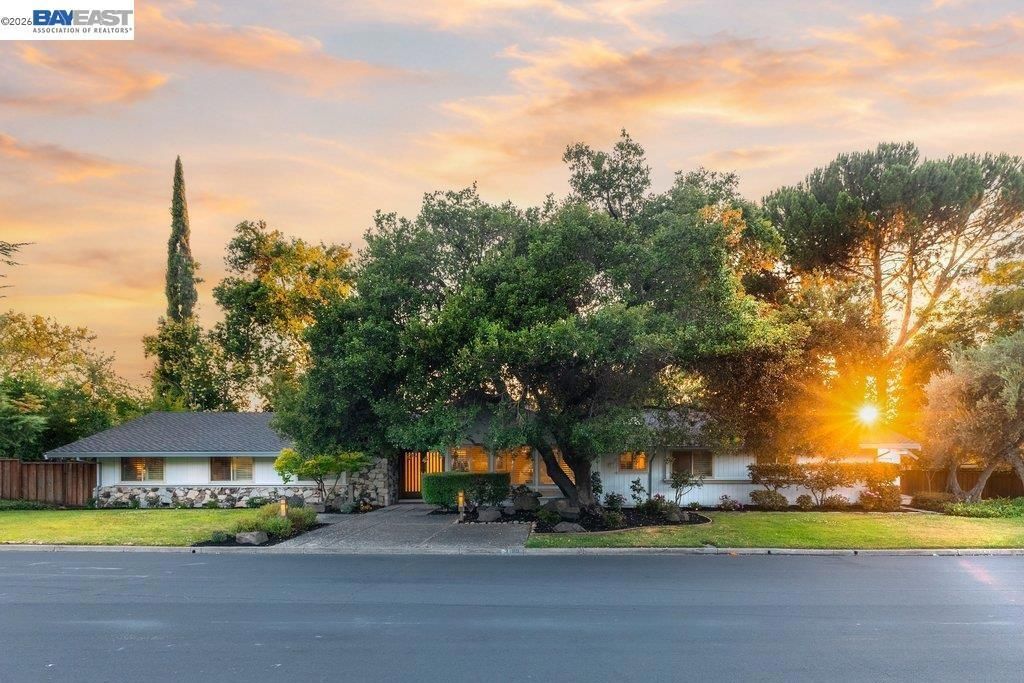 Image 5 of property listing at 3180 Roundhill Rd, Alamo, CA 94507
