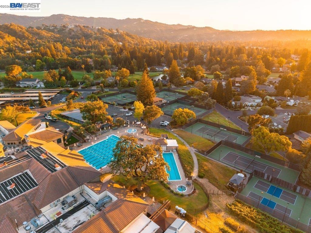 Image 53 of property listing at 3180 Roundhill Rd, Alamo, CA 94507
