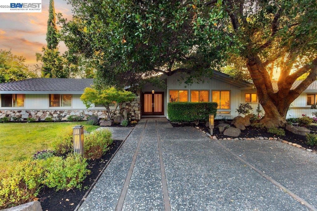 Image 6 of property listing at 3180 Roundhill Rd, Alamo, CA 94507