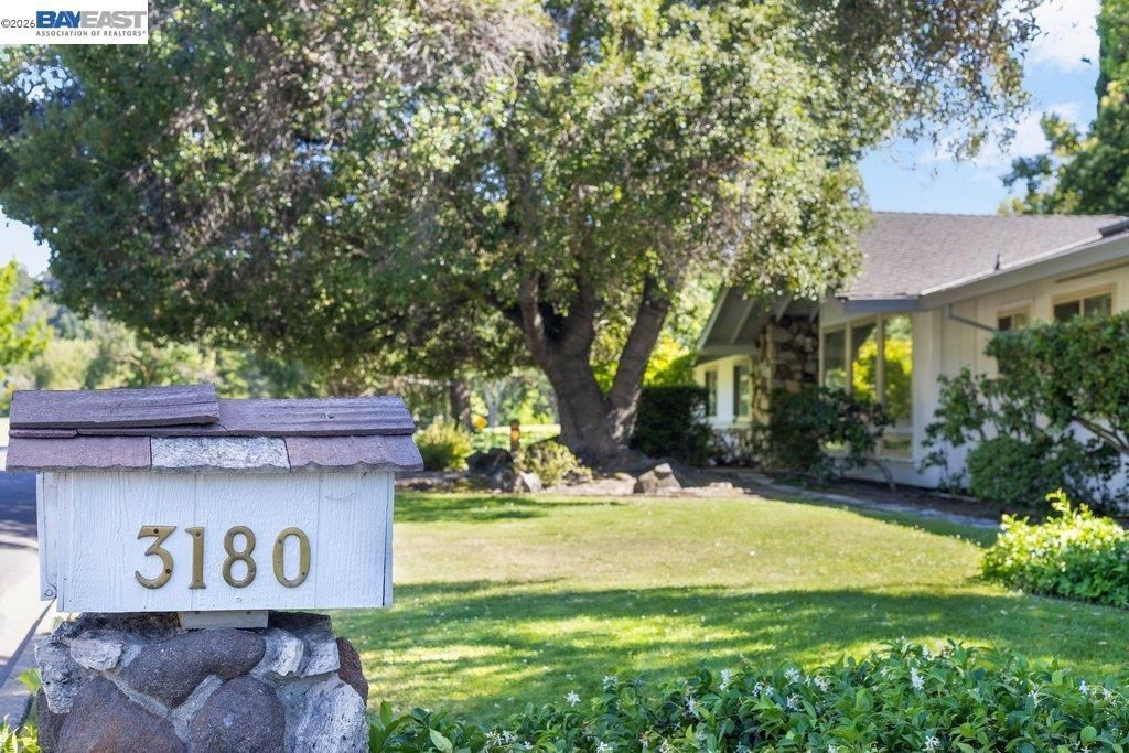 Image 7 of property listing at 3180 Roundhill Rd, Alamo, CA 94507
