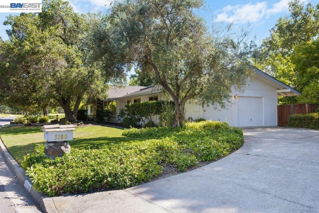 Image 8 of property listing at 3180 Roundhill Rd, Alamo, CA 94507