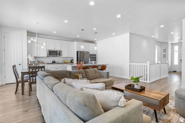 8537 N TIFFANY LN, Lake Point, UT 84074