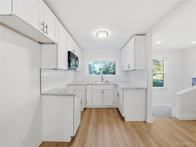 329 W Muir Avenue, Hazel Park, MI 48030