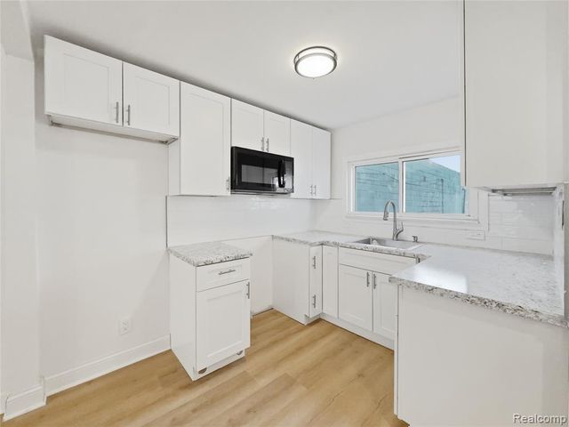 329 W Muir Avenue, Hazel Park, MI 48030