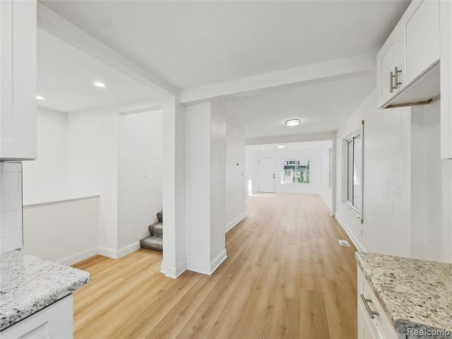 329 W Muir Avenue, Hazel Park, MI 48030