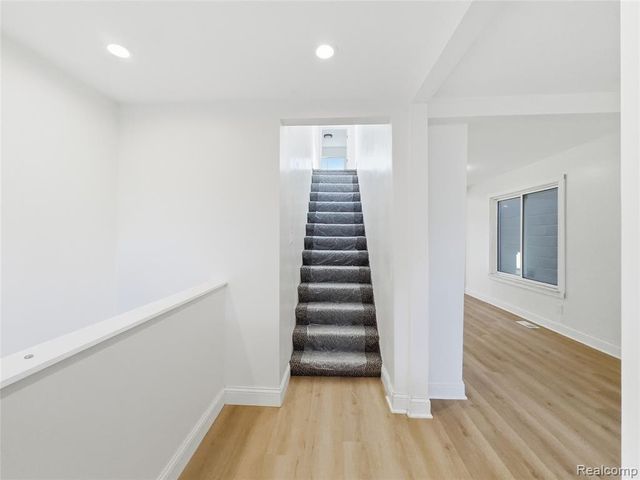 329 W Muir Avenue, Hazel Park, MI 48030