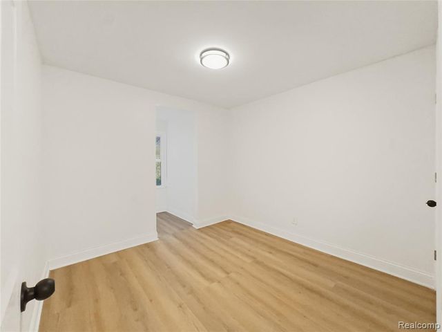 329 W Muir Avenue, Hazel Park, MI 48030