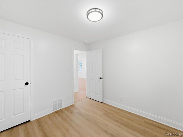 329 W Muir Avenue, Hazel Park, MI 48030