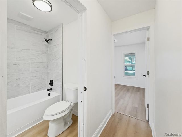 329 W Muir Avenue, Hazel Park, MI 48030
