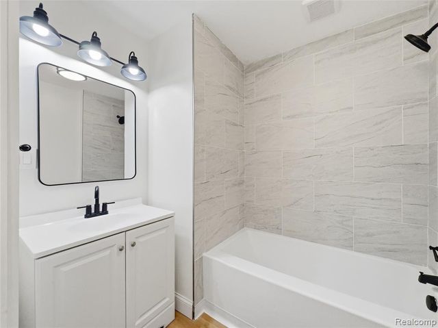 329 W Muir Avenue, Hazel Park, MI 48030