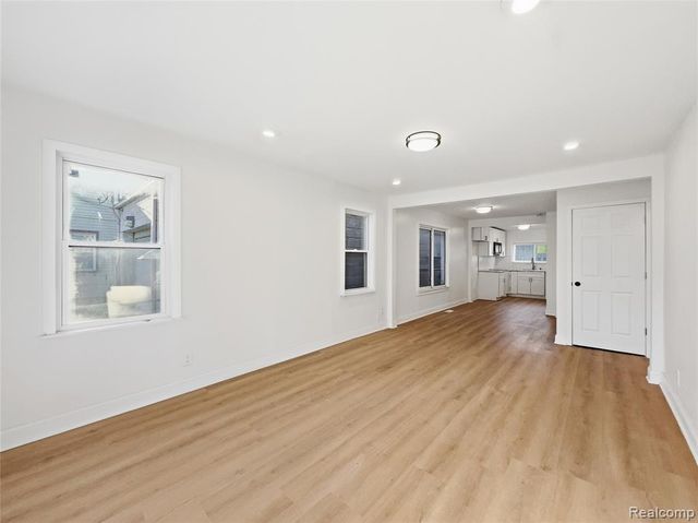 329 W Muir Avenue, Hazel Park, MI 48030