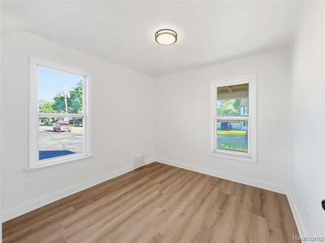 329 W Muir Avenue, Hazel Park, MI 48030