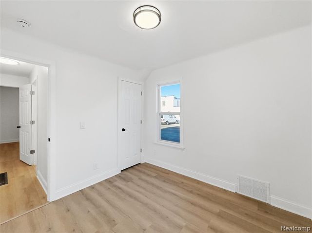 329 W Muir Avenue, Hazel Park, MI 48030