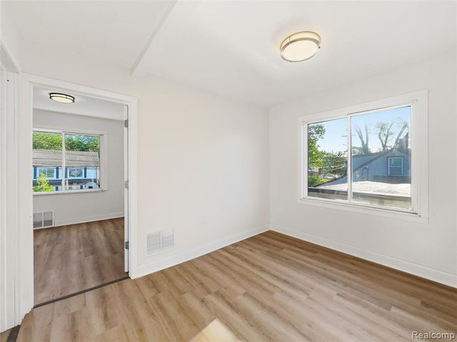 329 W Muir Avenue, Hazel Park, MI 48030