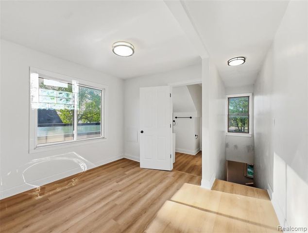 329 W Muir Avenue, Hazel Park, MI 48030