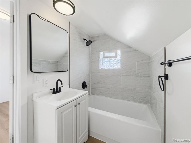 329 W Muir Avenue, Hazel Park, MI 48030