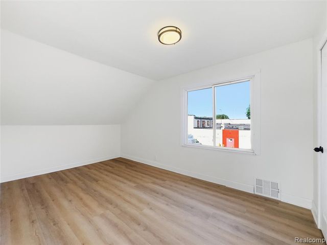 329 W Muir Avenue, Hazel Park, MI 48030