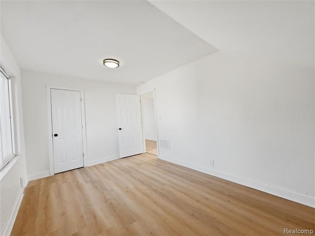 329 W Muir Avenue, Hazel Park, MI 48030