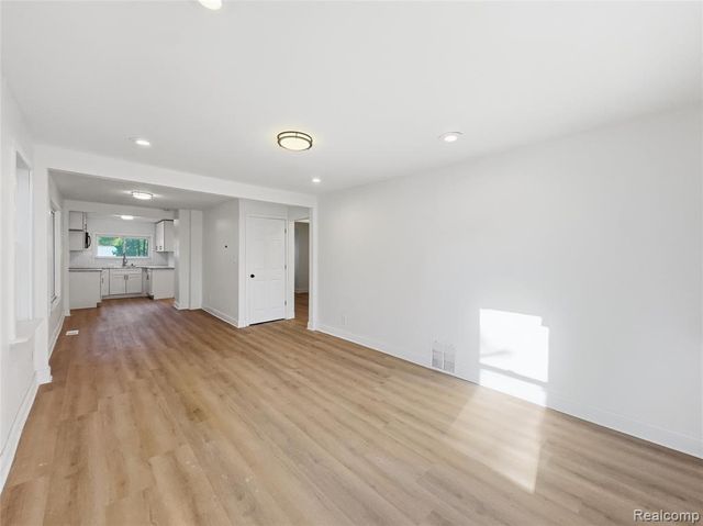 329 W Muir Avenue, Hazel Park, MI 48030