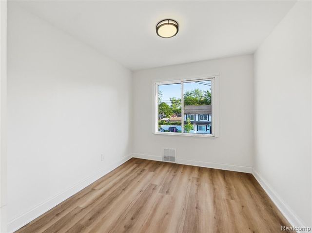 329 W Muir Avenue, Hazel Park, MI 48030