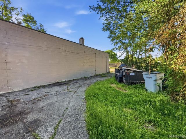 329 W Muir Avenue, Hazel Park, MI 48030