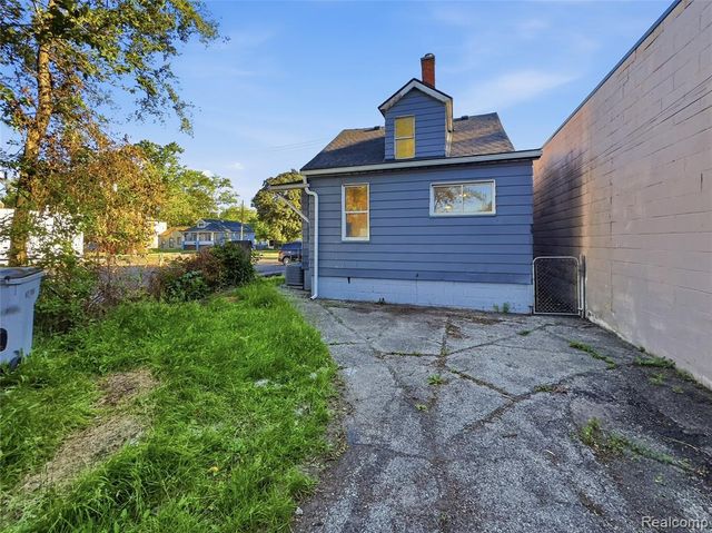 329 W Muir Avenue, Hazel Park, MI 48030