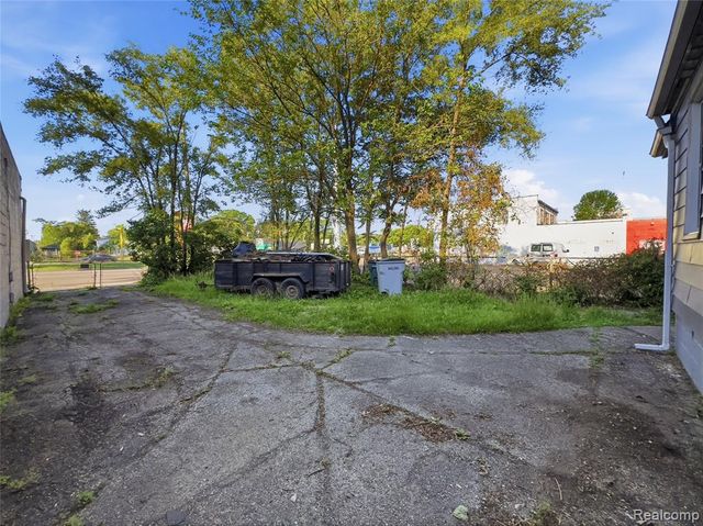 329 W Muir Avenue, Hazel Park, MI 48030