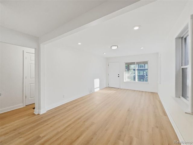 329 W Muir Avenue, Hazel Park, MI 48030