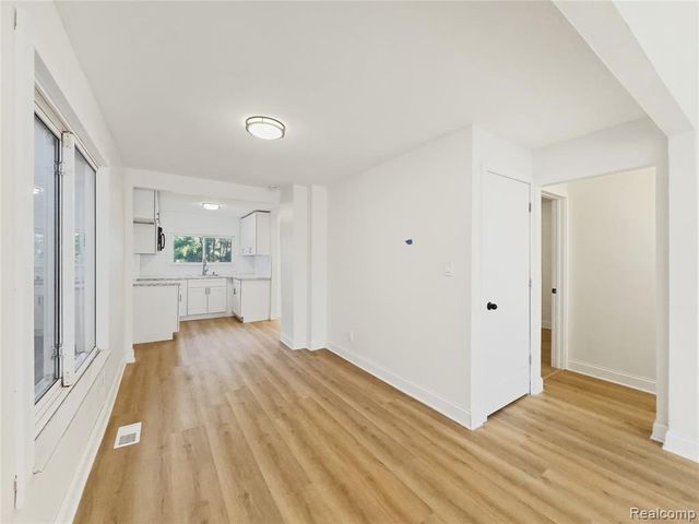 329 W Muir Avenue, Hazel Park, MI 48030
