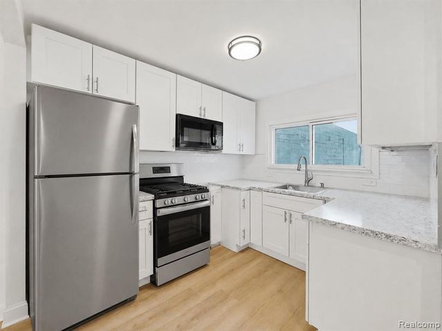 329 W Muir Avenue, Hazel Park, MI 48030