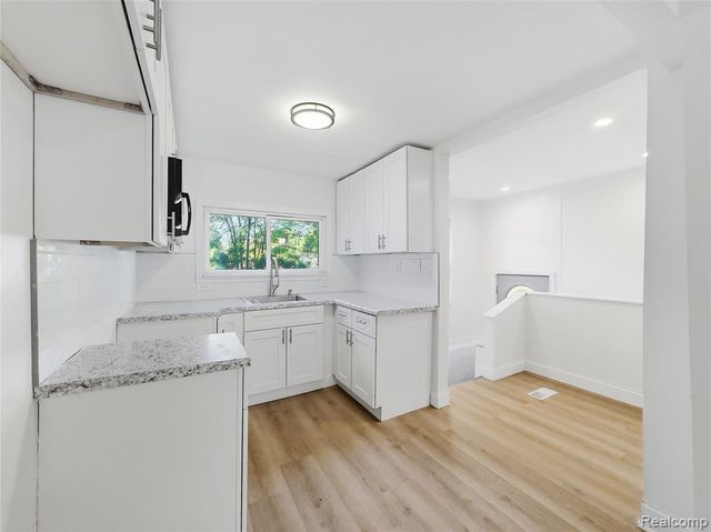 329 W Muir Avenue, Hazel Park, MI 48030