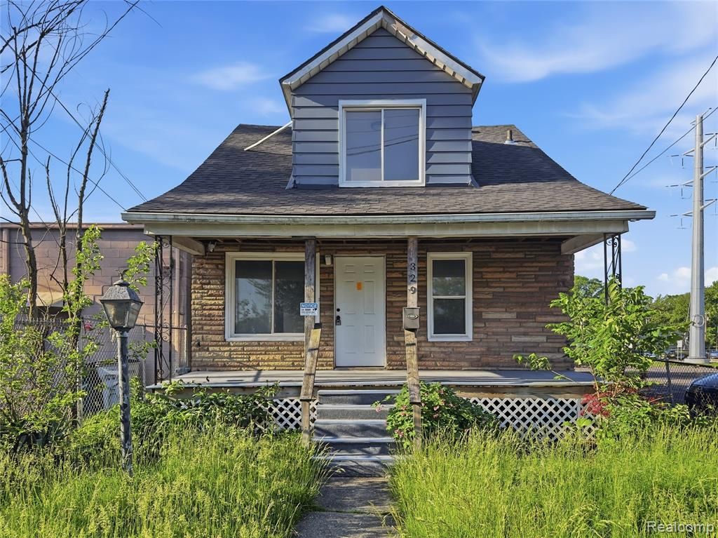 329 W Muir Avenue, Hazel Park, MI 48030