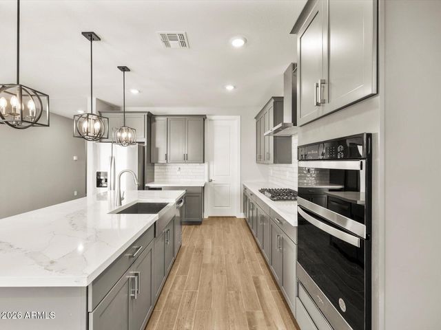 334 W FLATIRON Trail, Apache Junction, AZ 85120