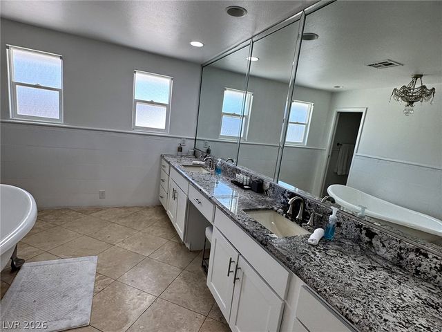 2682 Topaz Square, Las Vegas, NV 89121