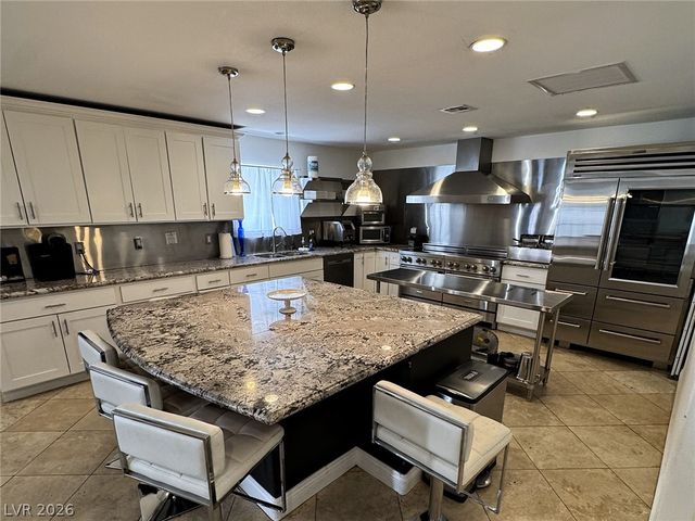 2682 Topaz Square, Las Vegas, NV 89121