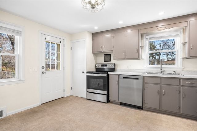 53 Pidgeon Dr, Springfield, MA 01119