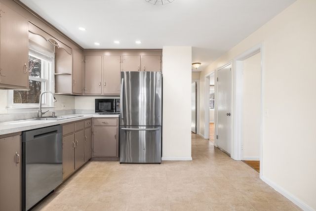 53 Pidgeon Dr, Springfield, MA 01119